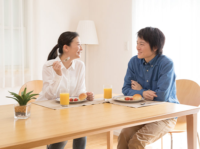 二人暮らしのダイニングでの食事風景